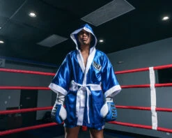 TITLE Boxing Pro Fingertip Robe 2.0 34 TITLE Boxing Pro Fingertip Robe 2.0 -Power Punch TSRF2BLWH 1